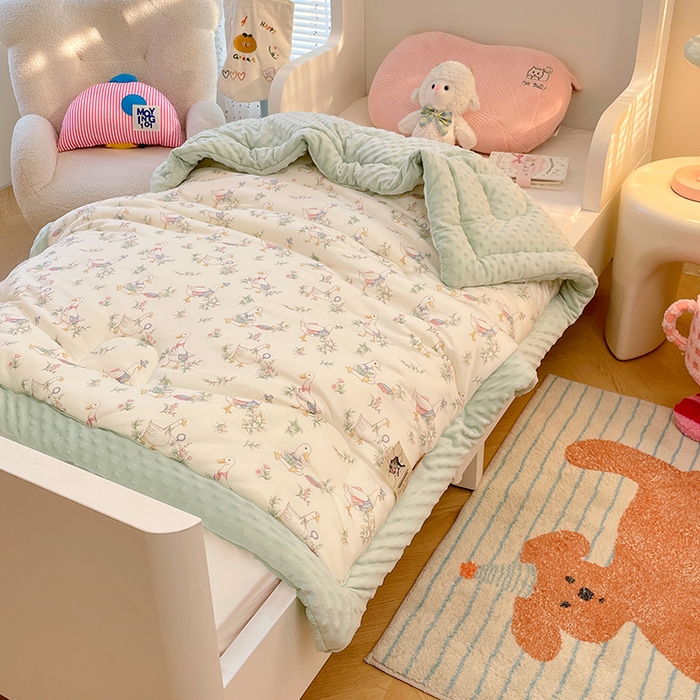 91家纺网 家纺一手货源 找家纺 丝涟家居 2025新款澳阳绒豆豆被系列 鸭鸭学堂