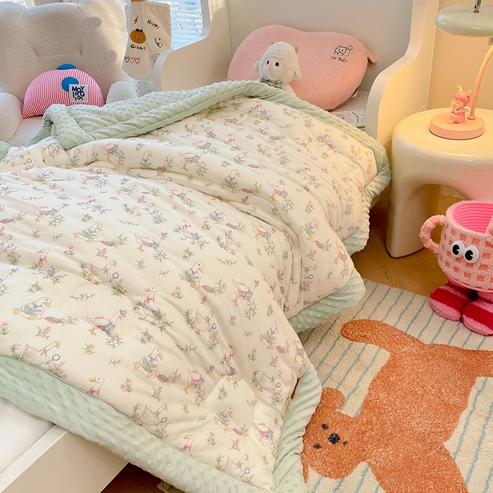 91家纺网 家纺一手货源 找家纺 丝涟家居 2025新款澳阳绒豆豆被系列 鸭鸭学堂