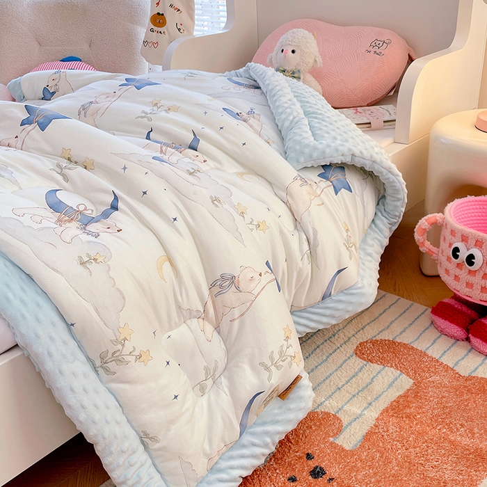 91家纺网 家纺一手货源 找家纺 丝涟家居 2025新款澳阳绒豆豆被系列 月影下的熊