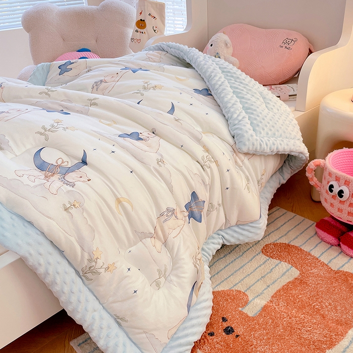 91家纺网 家纺一手货源 找家纺 丝涟家居 2025新款澳阳绒豆豆被系列 月影下的熊