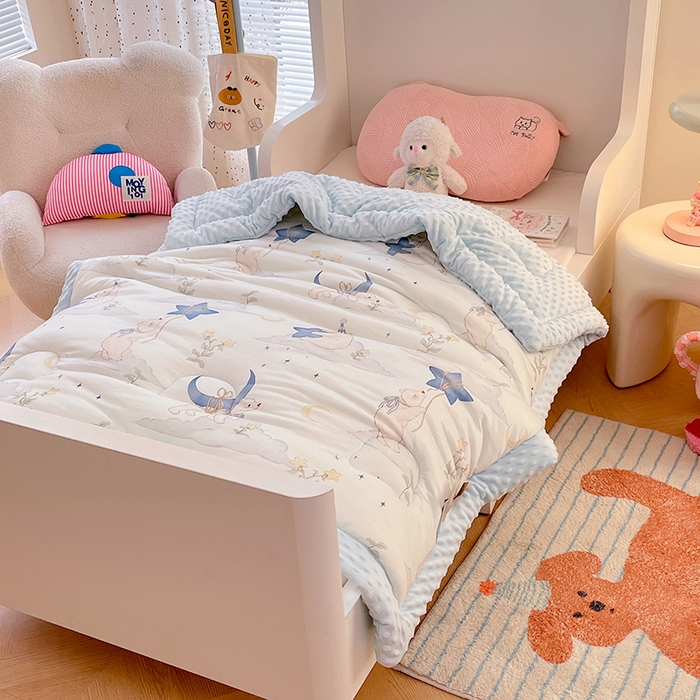 91家纺网 家纺一手货源 找家纺 丝涟家居 2025新款澳阳绒豆豆被系列 月影下的熊