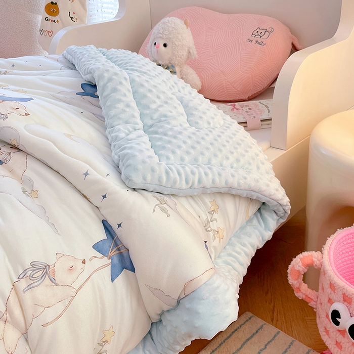 91家纺网 家纺一手货源 找家纺 丝涟家居 2025新款澳阳绒豆豆被系列 月影下的熊