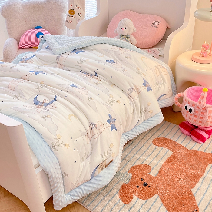 91家纺网 家纺一手货源 找家纺 丝涟家居 2025新款澳阳绒豆豆被系列 月影下的熊