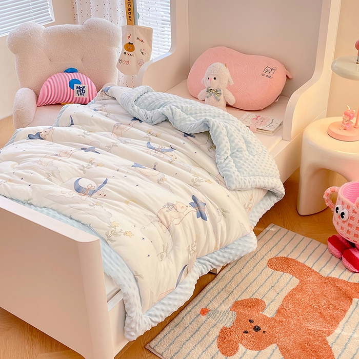 91家纺网 家纺一手货源 找家纺 丝涟家居 2025新款澳阳绒豆豆被系列 月影下的熊