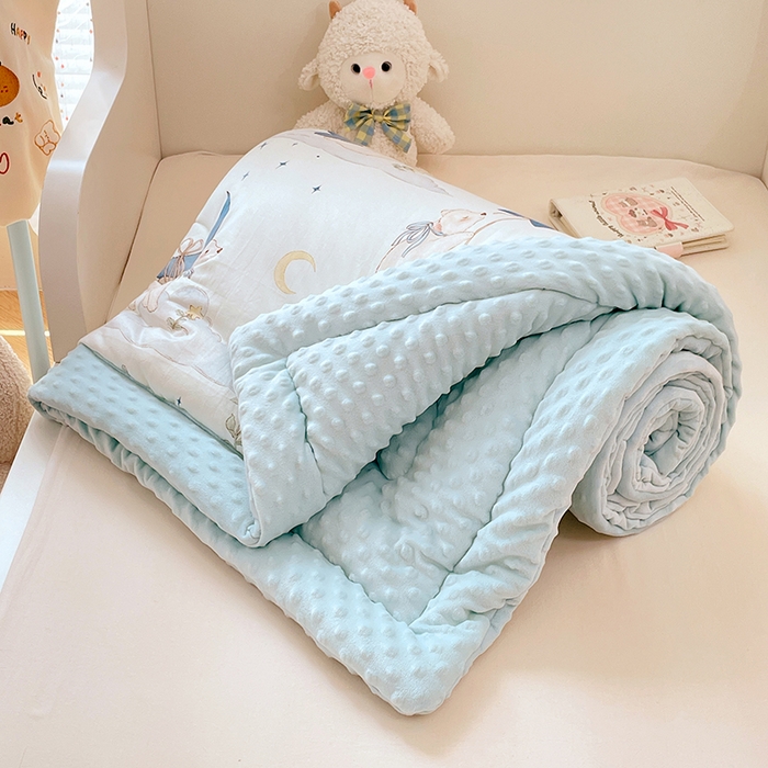 91家纺网 家纺一手货源 找家纺 丝涟家居 2025新款澳阳绒豆豆被系列 月影下的熊