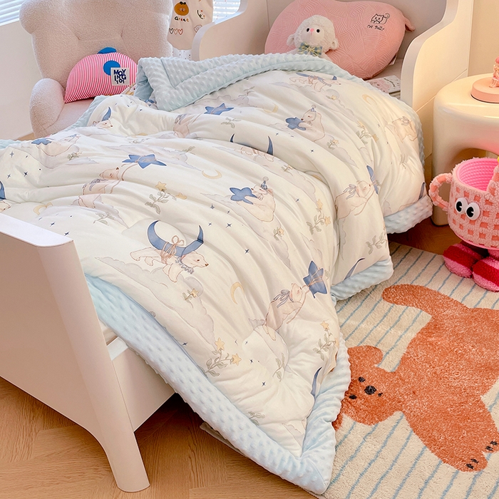 91家纺网 家纺一手货源 找家纺 丝涟家居 2025新款澳阳绒豆豆被系列 月影下的熊