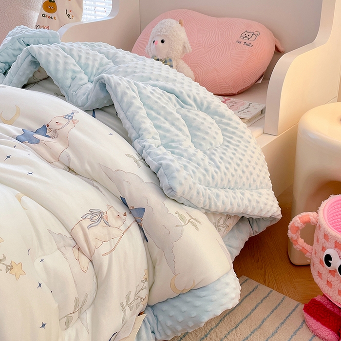 91家纺网 家纺一手货源 找家纺 丝涟家居 2025新款澳阳绒豆豆被系列 月影下的熊