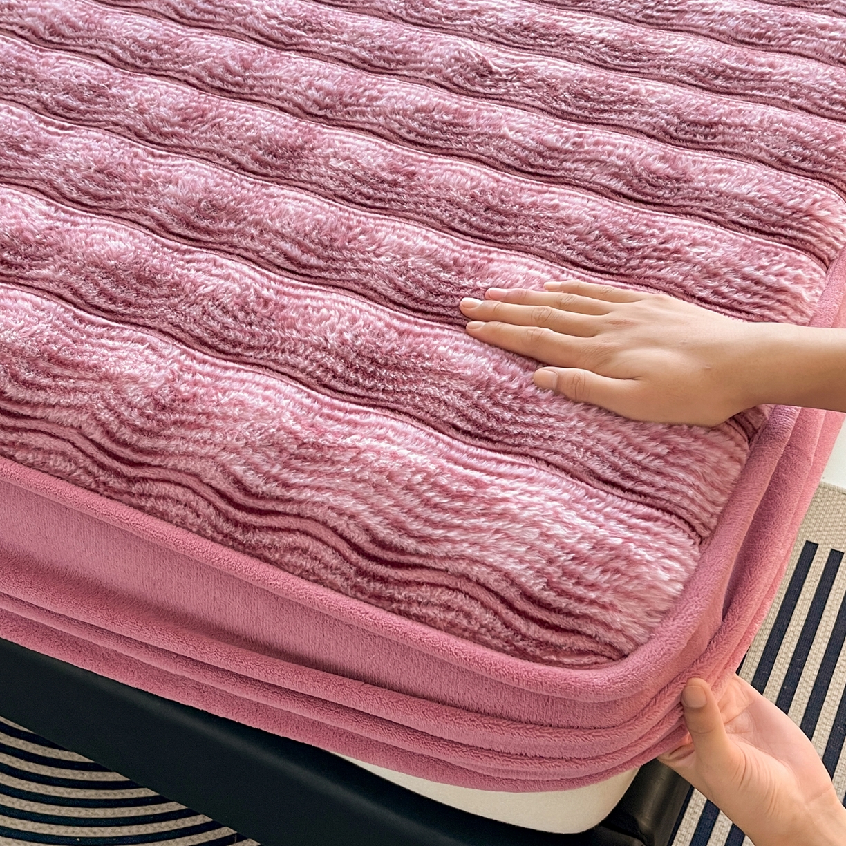 91家纺网 家纺一手货源 找家纺 欧邦 2025新款轻奢波纹皮草兔毛绒床笠单床笠床笠单件 波纹-玫红