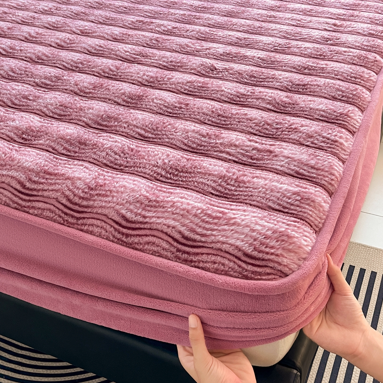 91家纺网 家纺一手货源 找家纺 欧邦 2025新款轻奢波纹皮草兔毛绒床笠单床笠床笠单件 波纹-玫红