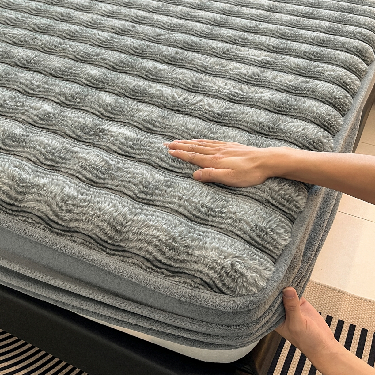 91家纺网 家纺一手货源 找家纺 欧邦 2025新款轻奢波纹皮草兔毛绒床笠单床笠床笠单件 波纹-浅灰