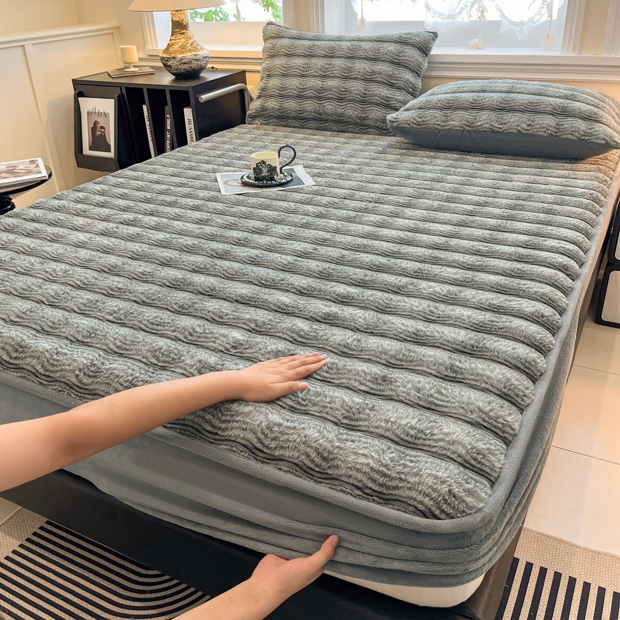 91家纺网 家纺一手货源 找家纺 欧邦 2025新款轻奢波纹皮草兔毛绒床笠单床笠床笠单件 波纹-浅灰