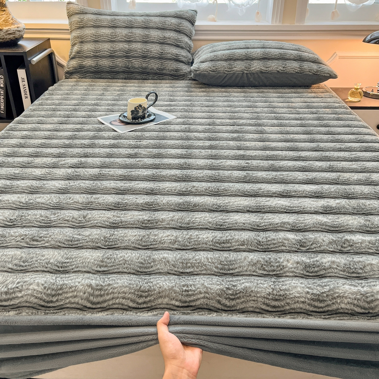 91家纺网 家纺一手货源 找家纺 欧邦 2025新款轻奢波纹皮草兔毛绒床笠单床笠床笠单件 波纹-浅灰