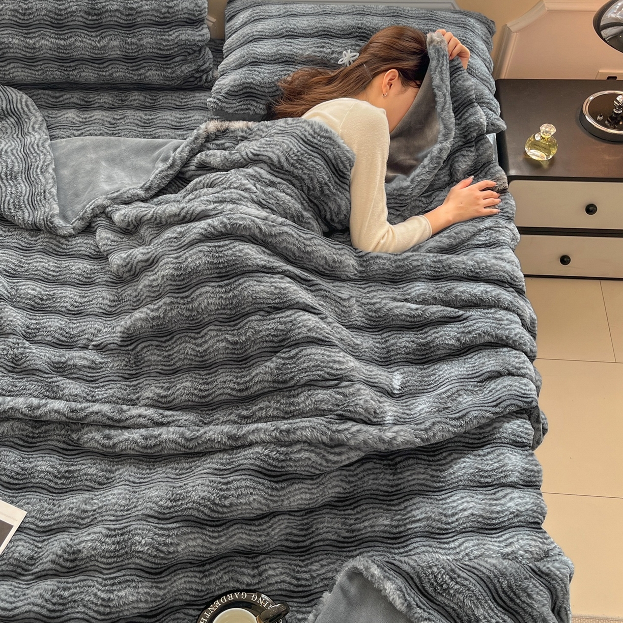 91家纺网 家纺一手货源 找家纺 欧邦 2025新款轻奢波纹皮草兔毛绒床笠单床笠床笠单件 波纹-深灰