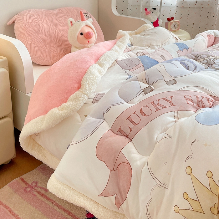 91家纺网 家纺一手货源 找家纺 丝涟家居 2025新款A类恒温棉云朵被大版   云上城堡