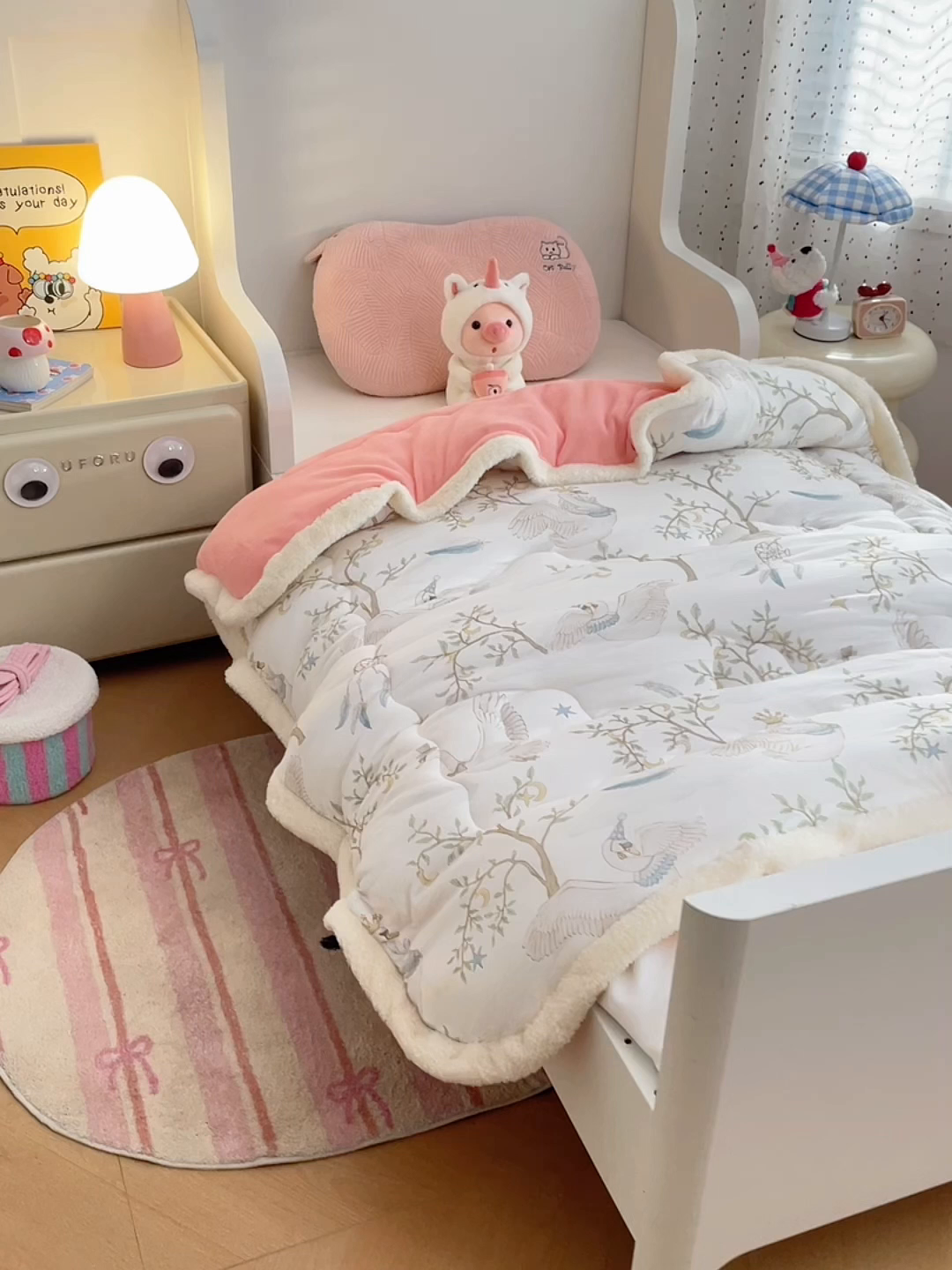 91家纺网 家纺一手货源 找家纺 丝涟家居 2025新款A类恒温棉云朵被小版 捕梦天鹅白