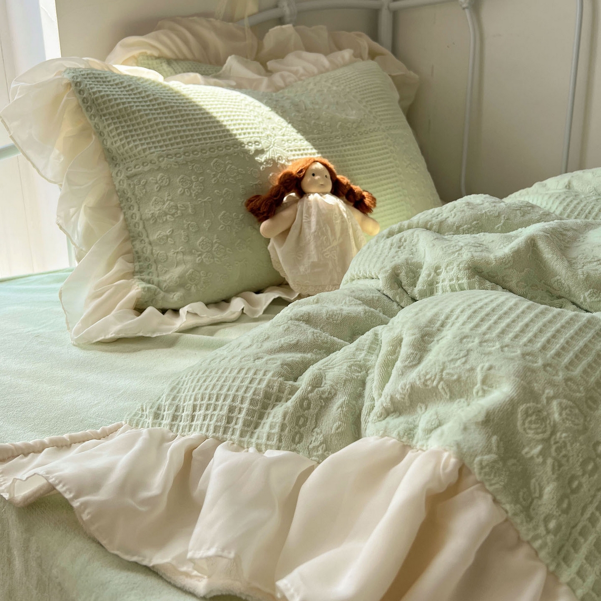 91家纺网 家纺一手货源 找家纺 轻奢坊 2025牛奶绒全消光烂花双层雪纺纱花边四件套-甜糖 甜糖绿