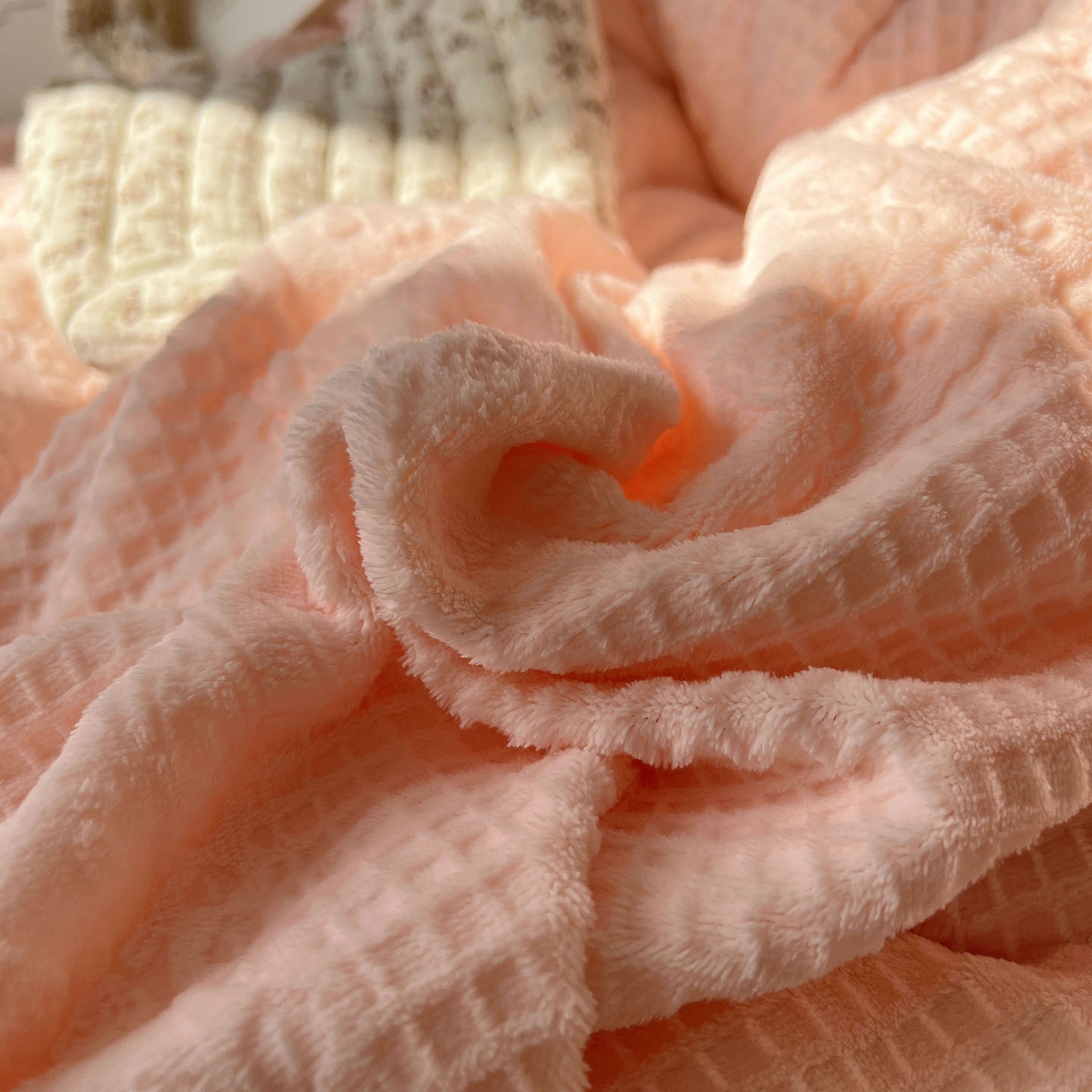 91家纺网 家纺一手货源 找家纺 （总）轻奢坊 2025牛奶绒全消光烂花双层雪纺纱花边四件套-甜糖