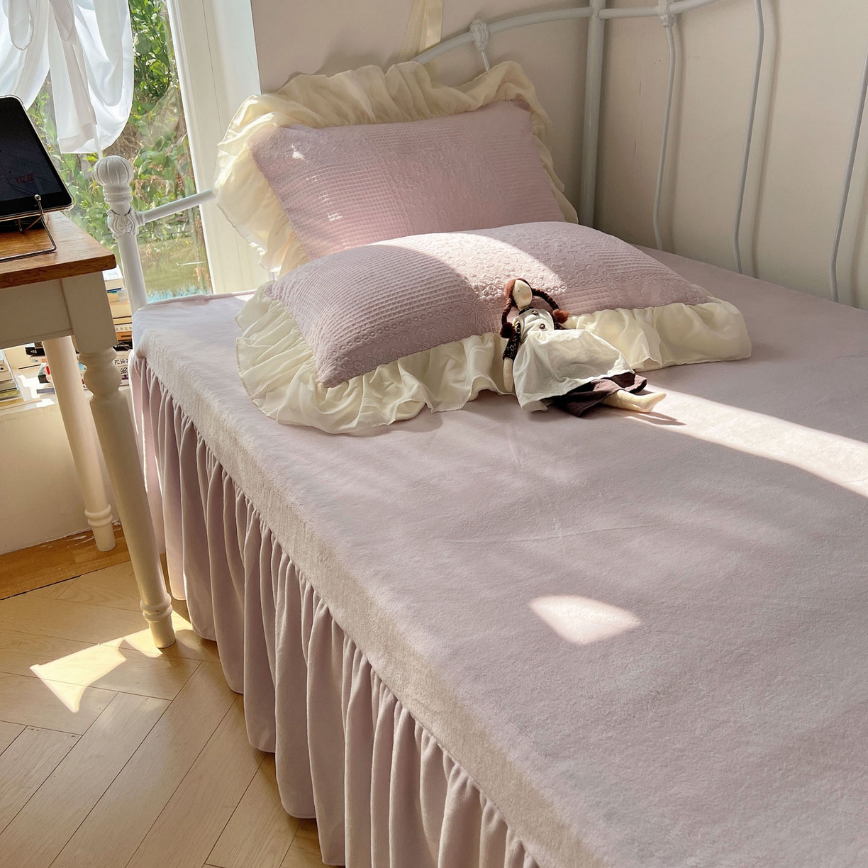 91家纺网 家纺一手货源 找家纺 轻奢坊 2025牛奶绒全消光烂花双层雪纺纱花边四件套-甜糖 甜糖紫