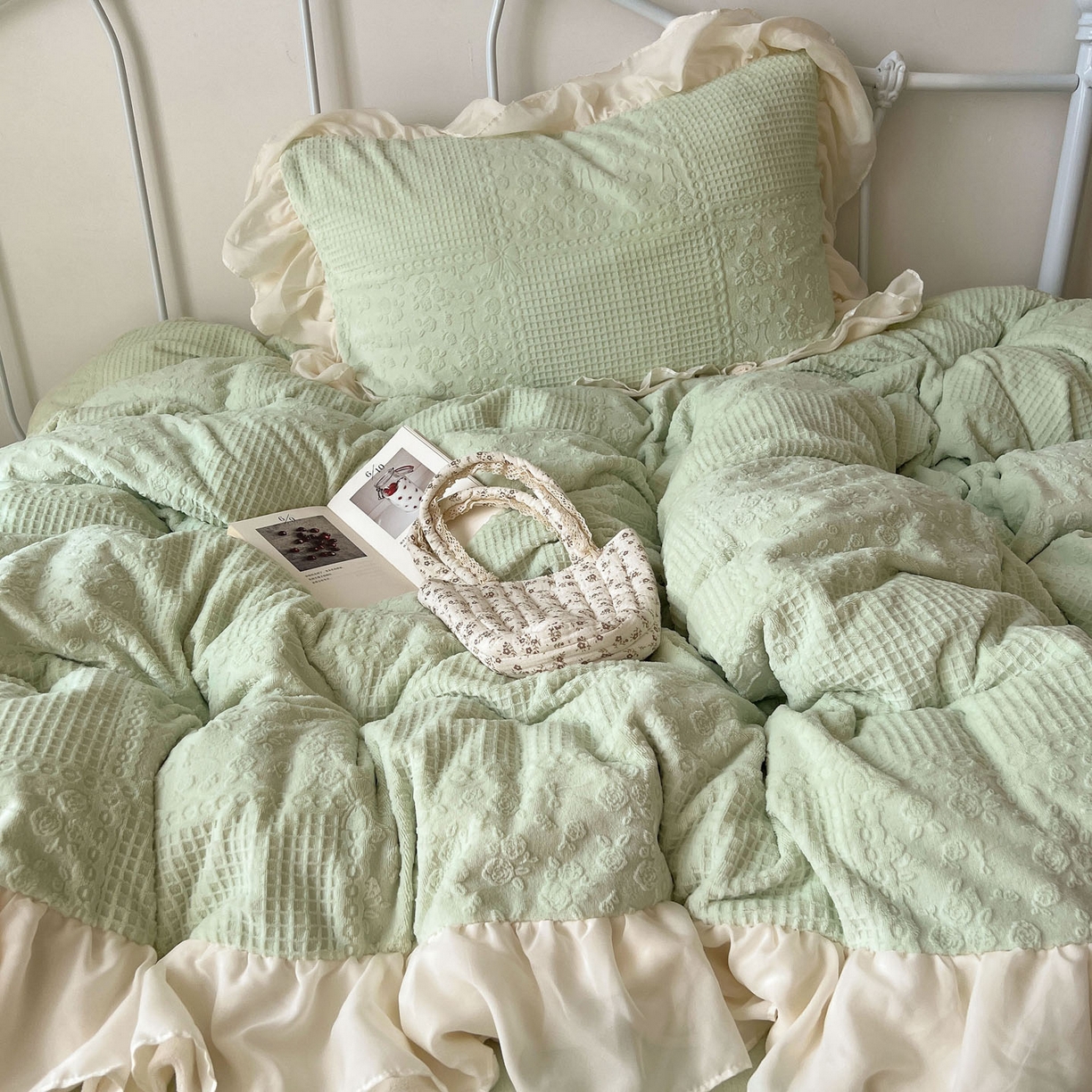 91家纺网 家纺一手货源 找家纺 轻奢坊 2025牛奶绒全消光烂花双层雪纺纱花边四件套-甜糖 甜糖绿