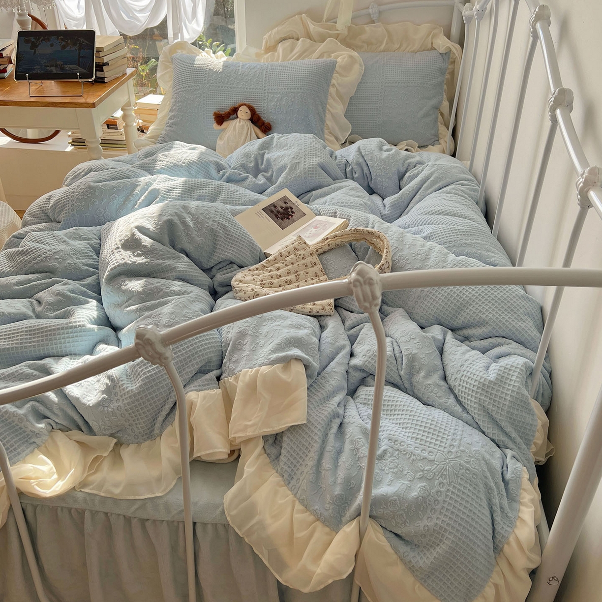 91家纺网 家纺一手货源 找家纺 轻奢坊 2025牛奶绒全消光烂花双层雪纺纱花边四件套-甜糖 甜糖蓝