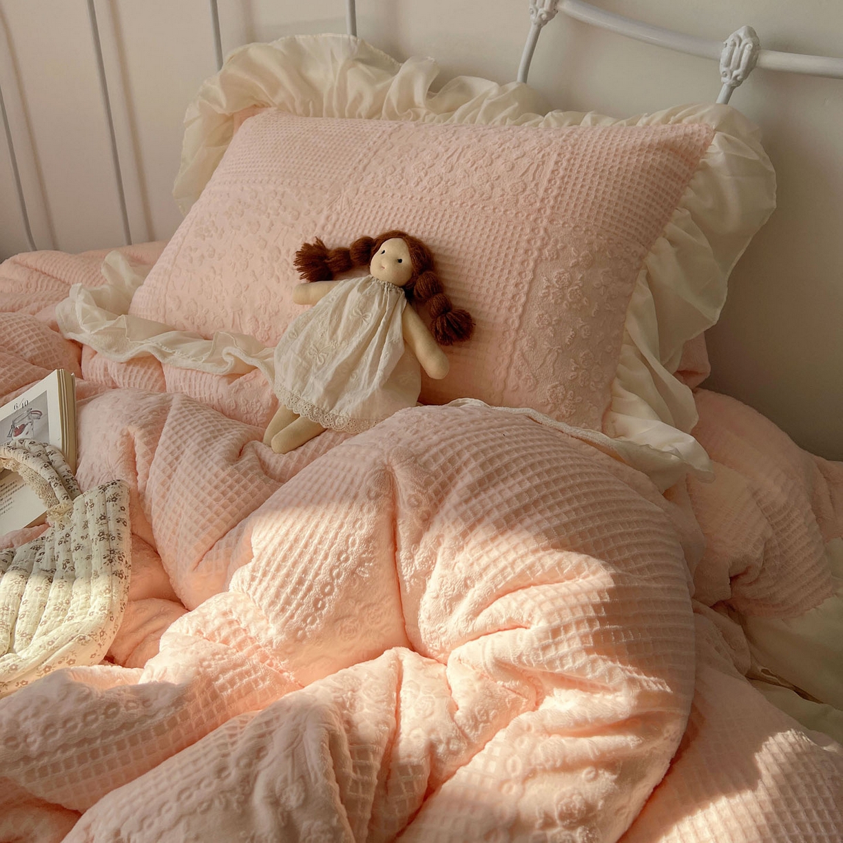 91家纺网 家纺一手货源 找家纺 （总）轻奢坊 2025牛奶绒全消光烂花双层雪纺纱花边四件套-甜糖