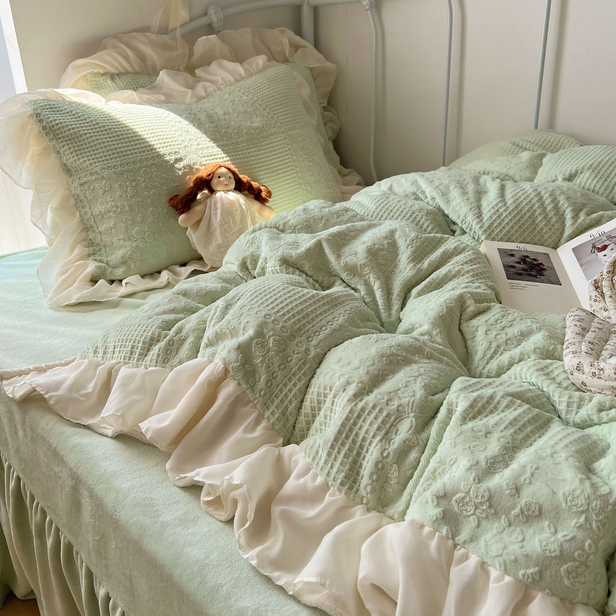 91家纺网 家纺一手货源 找家纺 轻奢坊 2025牛奶绒全消光烂花双层雪纺纱花边四件套-甜糖 甜糖绿