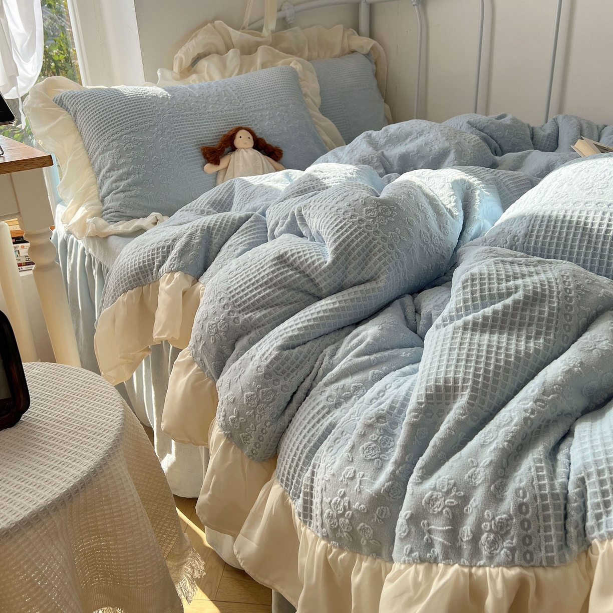 91家纺网 家纺一手货源 找家纺 轻奢坊 2025牛奶绒全消光烂花双层雪纺纱花边四件套-甜糖 甜糖蓝