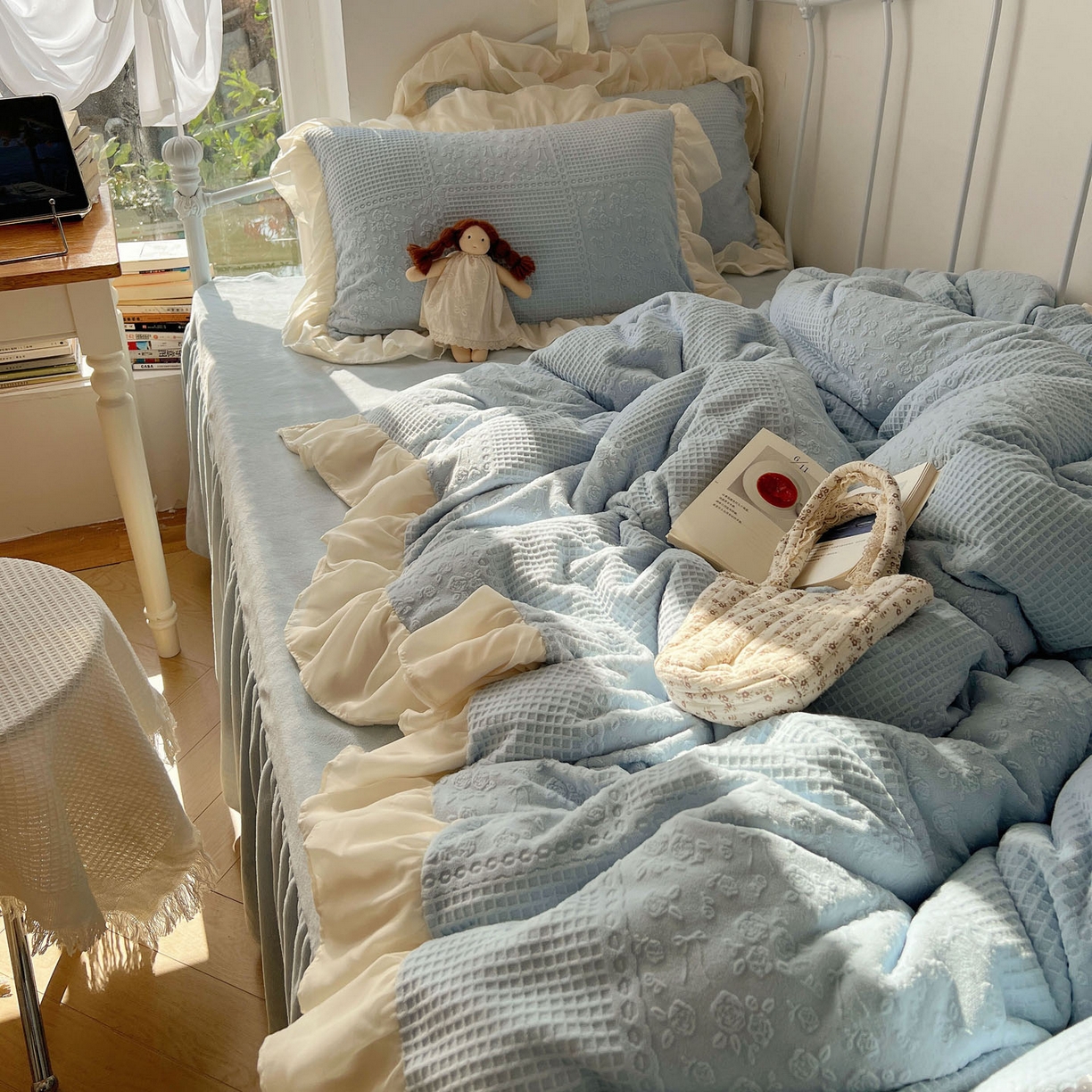 91家纺网 家纺一手货源 找家纺 轻奢坊 2025牛奶绒全消光烂花双层雪纺纱花边四件套-甜糖 甜糖蓝