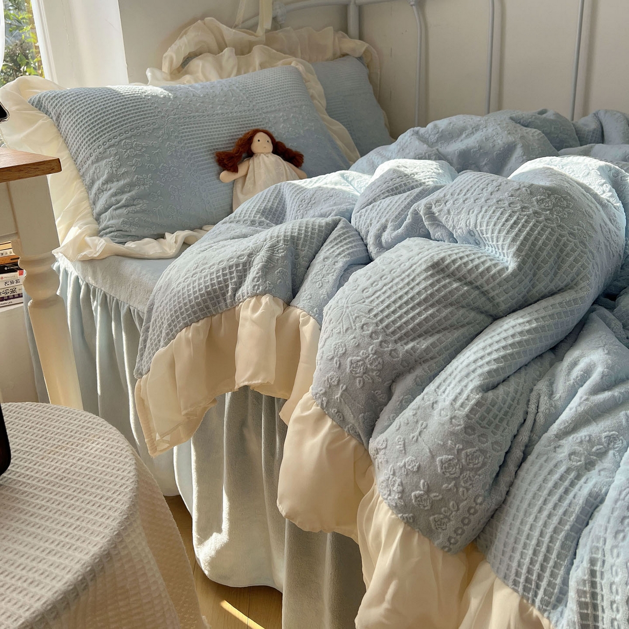 91家纺网 家纺一手货源 找家纺 轻奢坊 2025牛奶绒全消光烂花双层雪纺纱花边四件套-甜糖 甜糖蓝