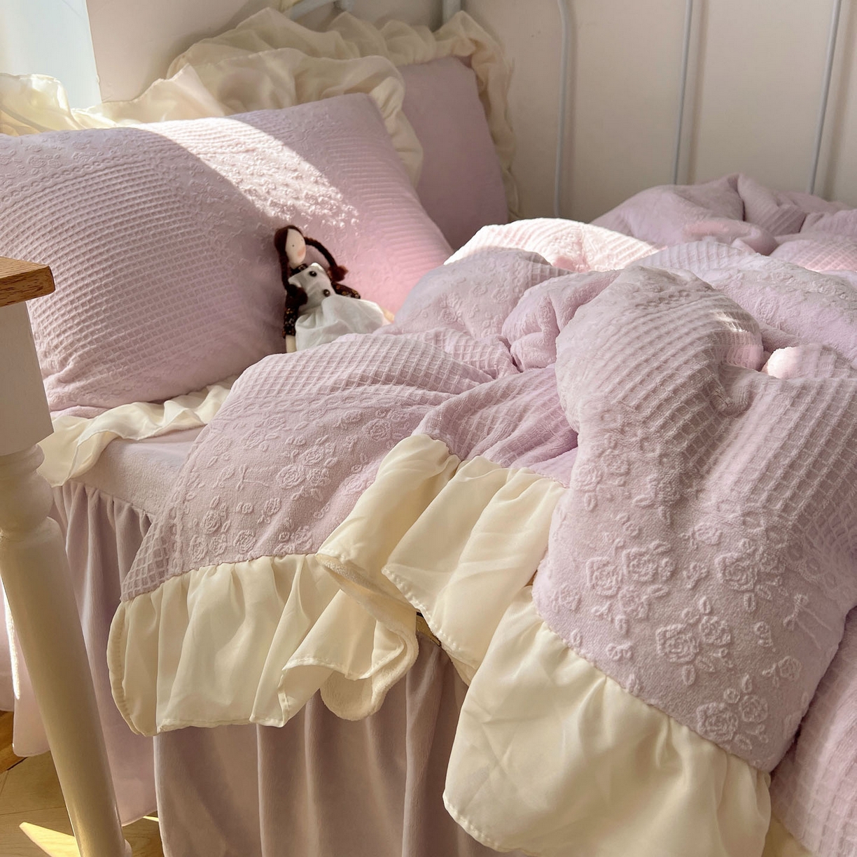 91家纺网 家纺一手货源 找家纺 轻奢坊 2025牛奶绒全消光烂花双层雪纺纱花边四件套-甜糖 甜糖紫