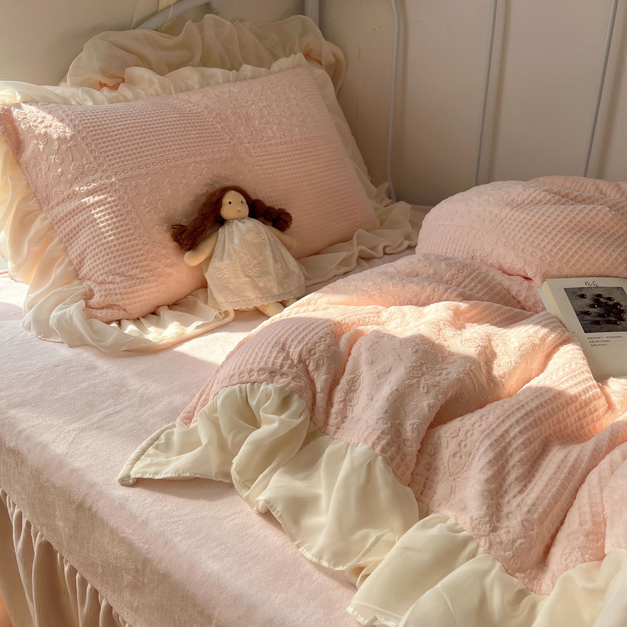 91家纺网 家纺一手货源 找家纺 轻奢坊 2025牛奶绒全消光烂花双层雪纺纱花边四件套-甜糖 甜糖粉