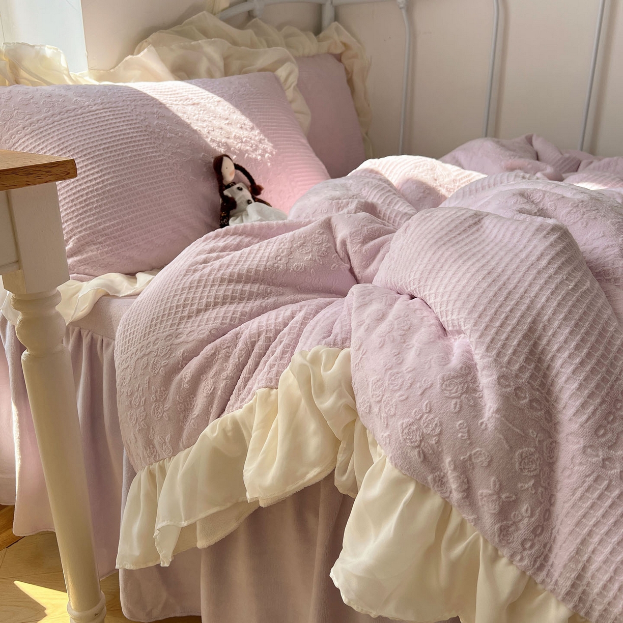 91家纺网 家纺一手货源 找家纺 轻奢坊 2025牛奶绒全消光烂花双层雪纺纱花边四件套-甜糖 甜糖紫