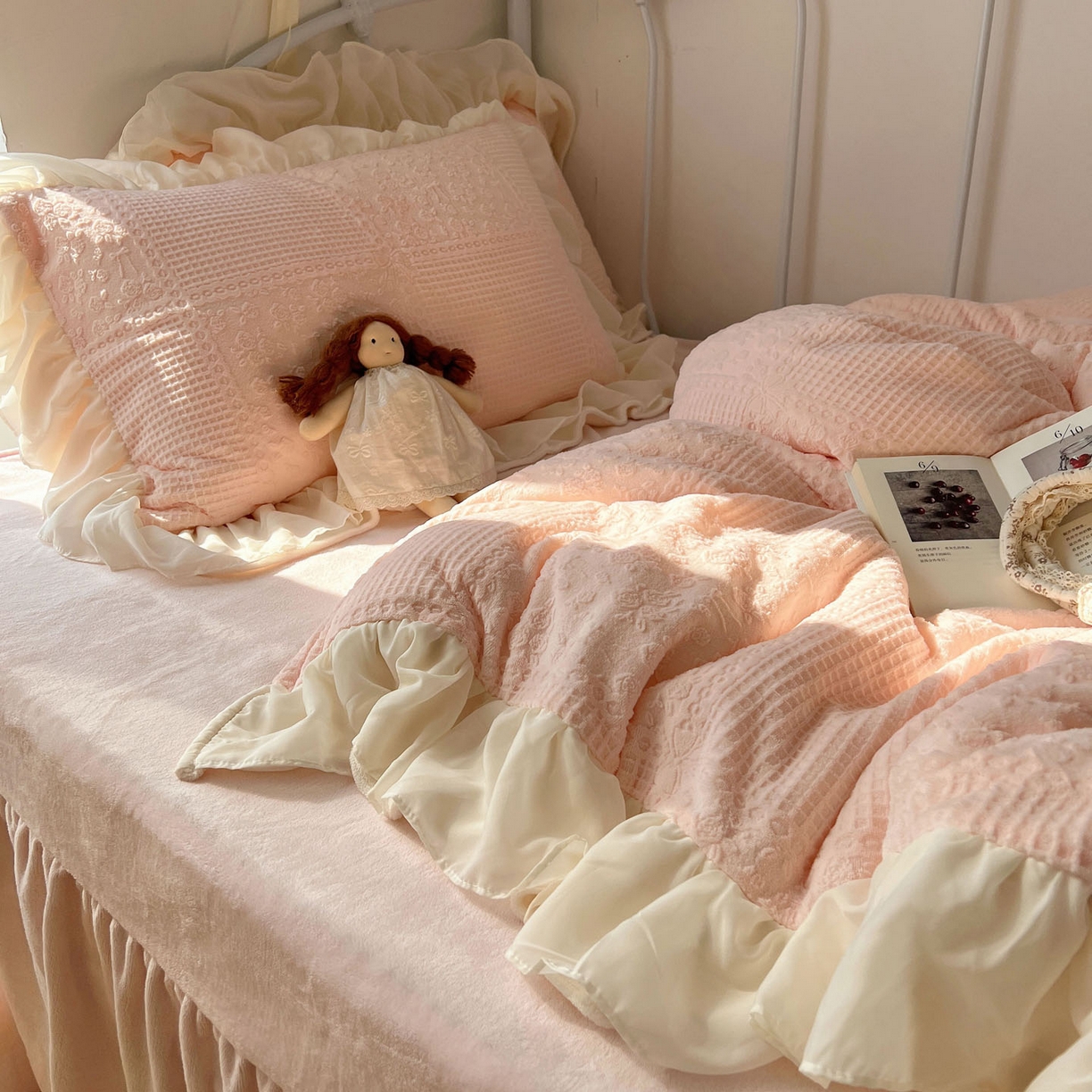 91家纺网 家纺一手货源 找家纺 （总）轻奢坊 2025牛奶绒全消光烂花双层雪纺纱花边四件套-甜糖