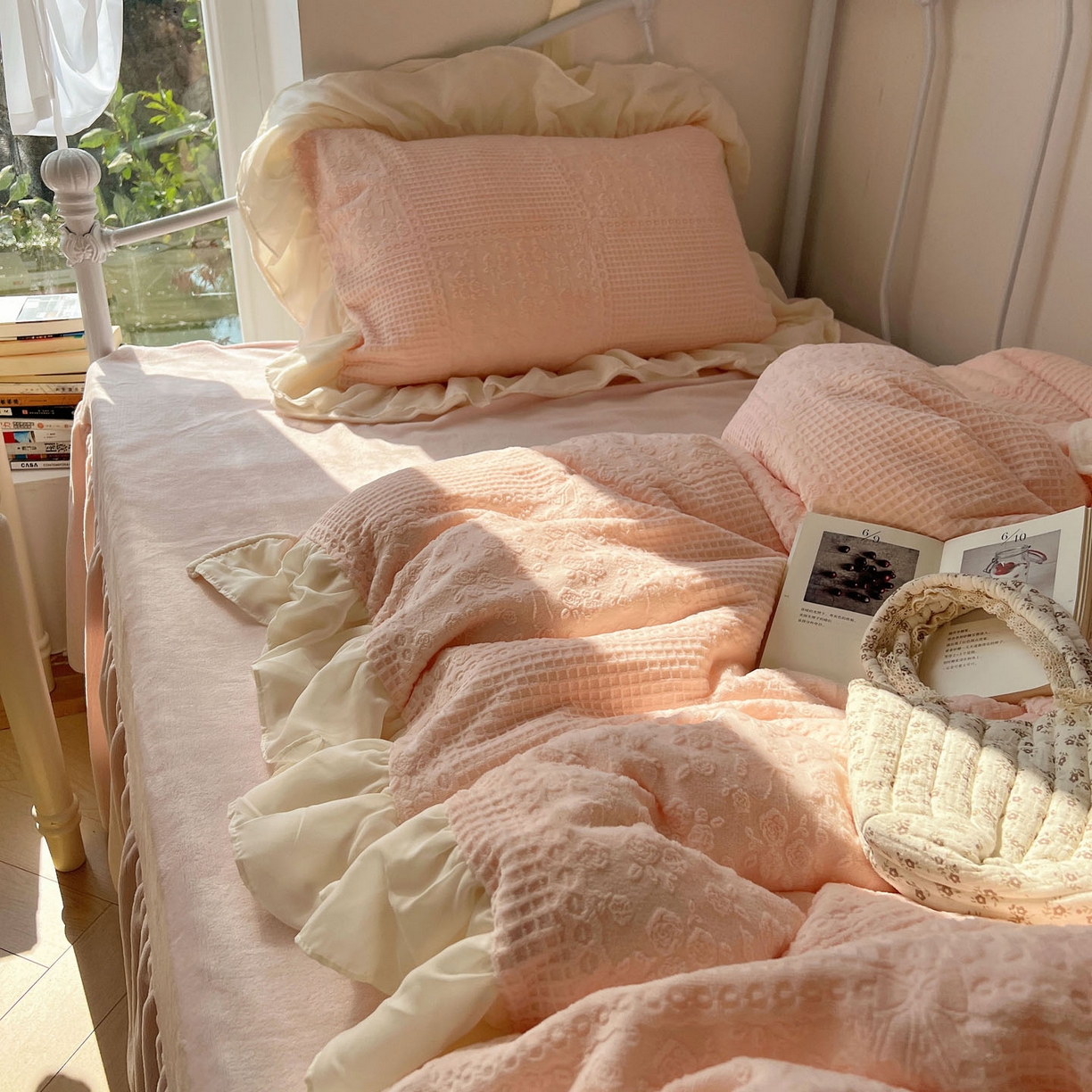 91家纺网 家纺一手货源 找家纺 轻奢坊 2025牛奶绒全消光烂花双层雪纺纱花边四件套-甜糖 甜糖粉