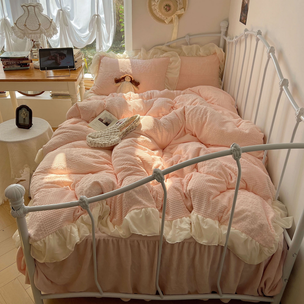 91家纺网 家纺一手货源 找家纺 轻奢坊 2025牛奶绒全消光烂花双层雪纺纱花边四件套-甜糖 甜糖粉