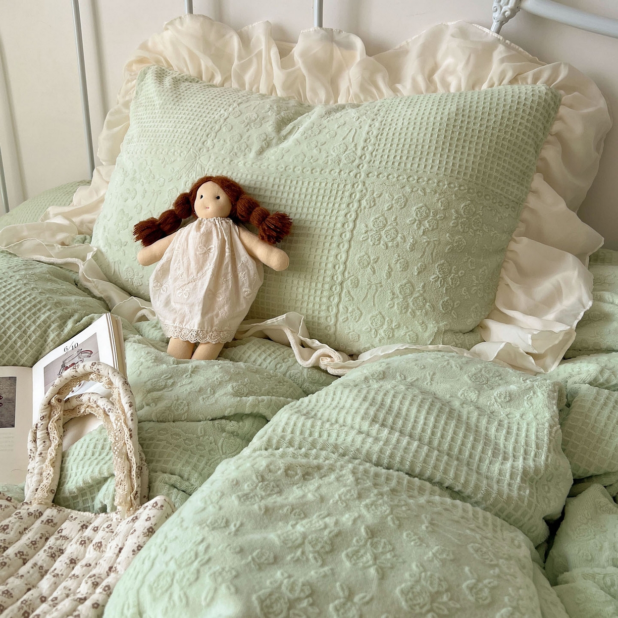 91家纺网 家纺一手货源 找家纺 轻奢坊 2025牛奶绒全消光烂花双层雪纺纱花边四件套-甜糖 甜糖绿