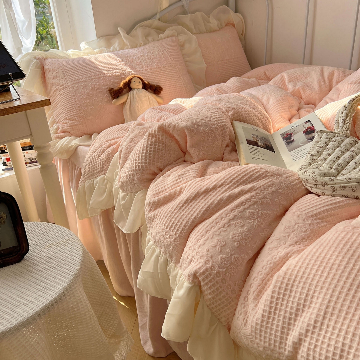 91家纺网 家纺一手货源 找家纺 轻奢坊 2025牛奶绒全消光烂花双层雪纺纱花边四件套-甜糖 甜糖粉