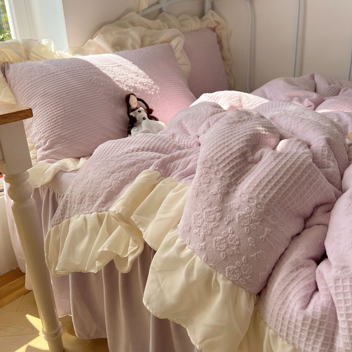 91家纺网 家纺一手货源 找家纺 轻奢坊 2025牛奶绒全消光烂花双层雪纺纱花边四件套-甜糖 甜糖紫