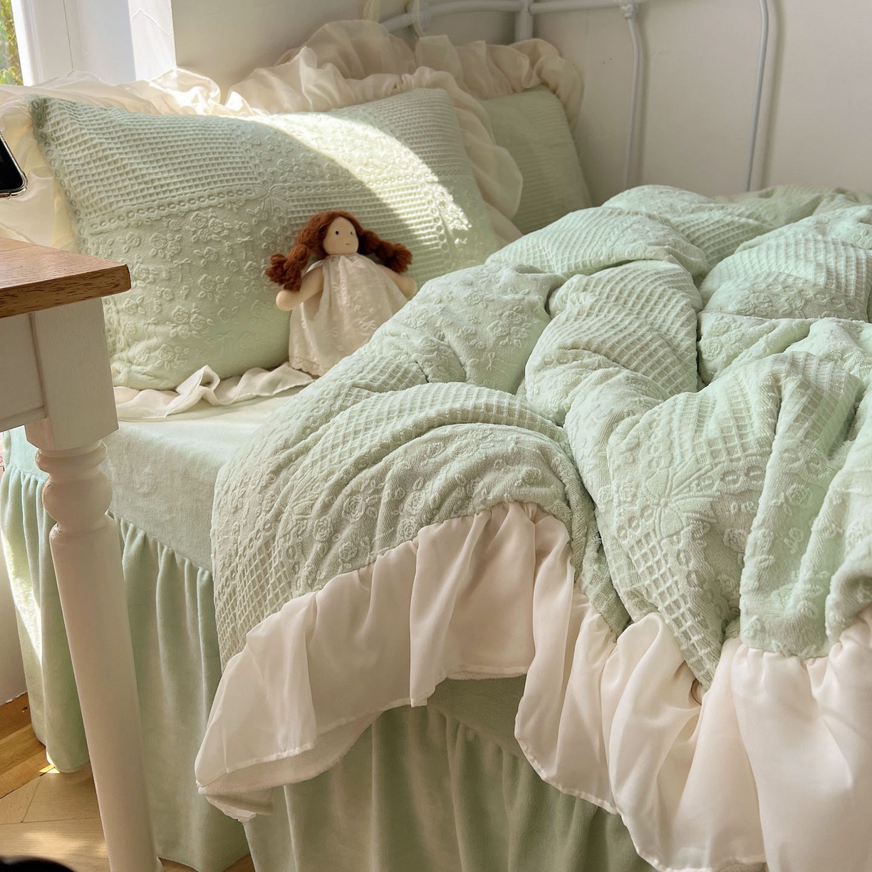 91家纺网 家纺一手货源 找家纺 轻奢坊 2025牛奶绒全消光烂花双层雪纺纱花边四件套-甜糖 甜糖绿