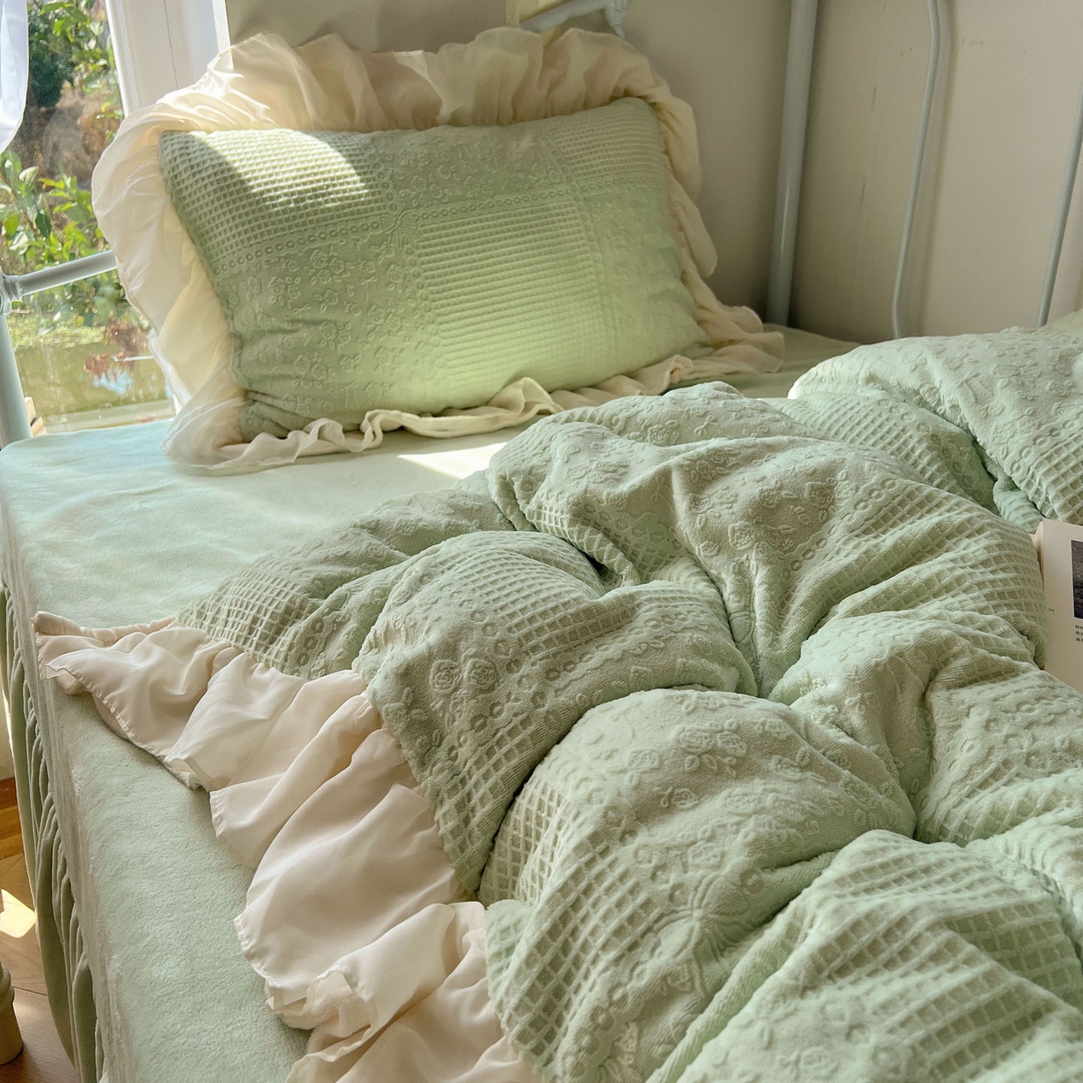 91家纺网 家纺一手货源 找家纺 轻奢坊 2025牛奶绒全消光烂花双层雪纺纱花边四件套-甜糖 甜糖绿