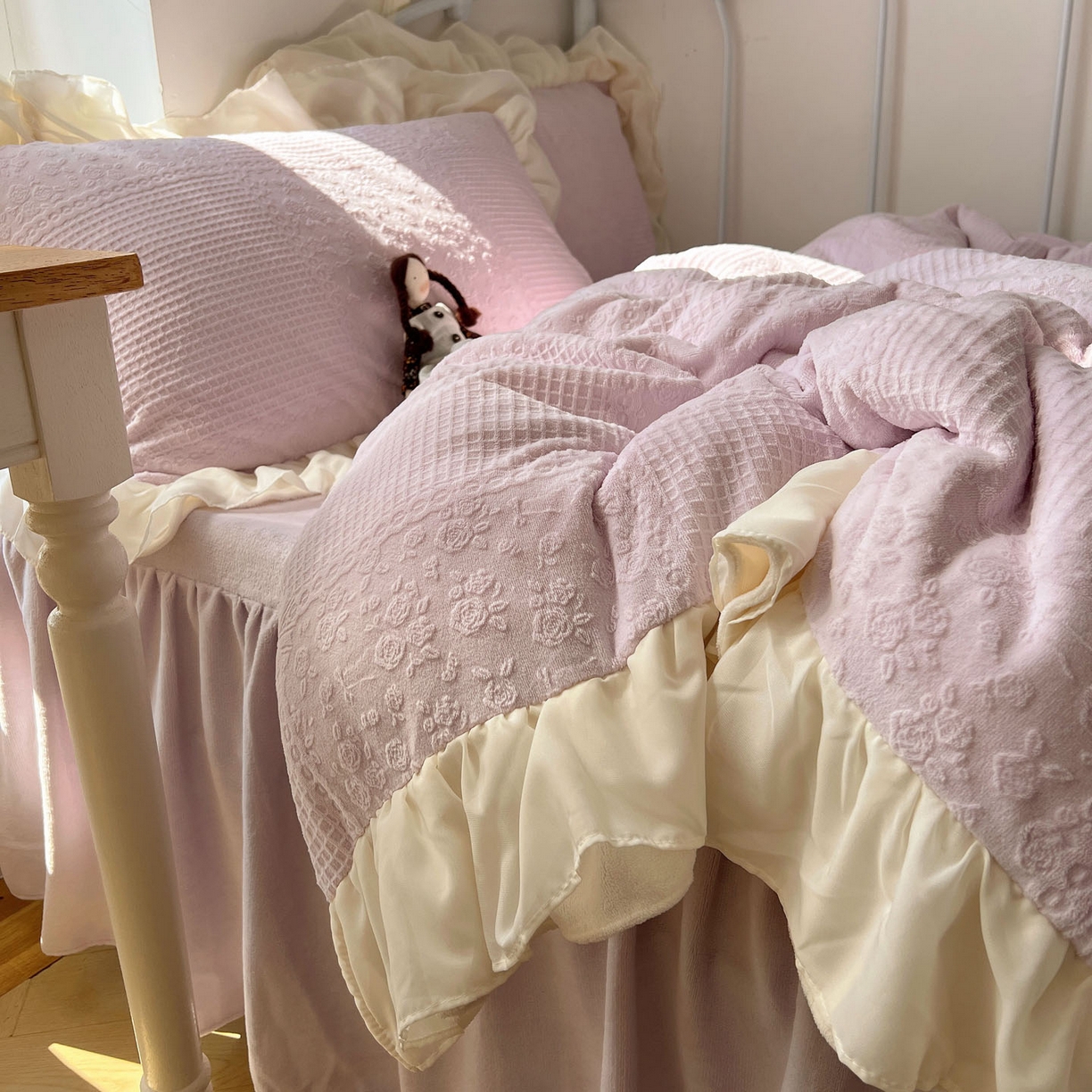 91家纺网 家纺一手货源 找家纺 轻奢坊 2025牛奶绒全消光烂花双层雪纺纱花边四件套-甜糖 甜糖紫