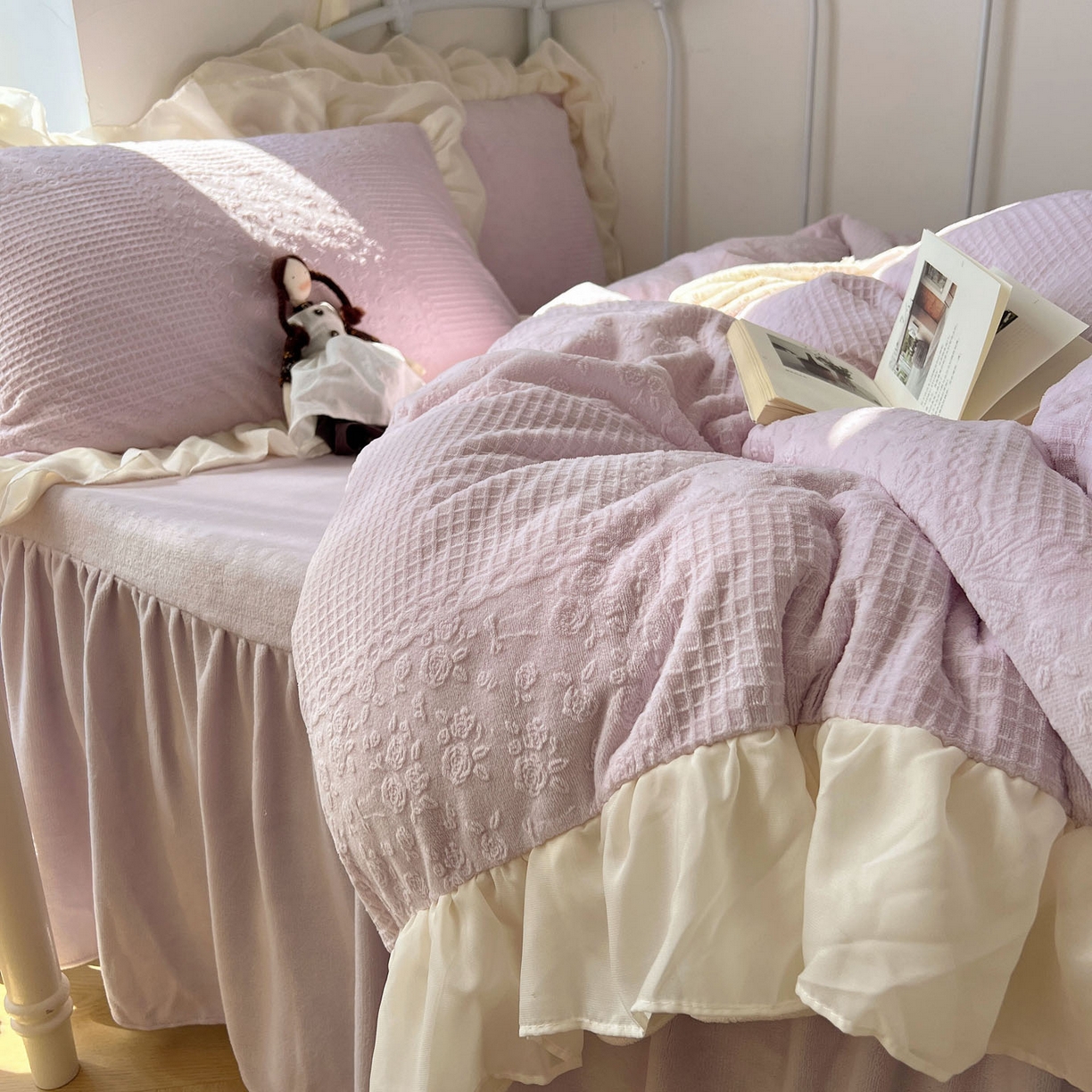 91家纺网 家纺一手货源 找家纺 轻奢坊 2025牛奶绒全消光烂花双层雪纺纱花边四件套-甜糖 甜糖紫