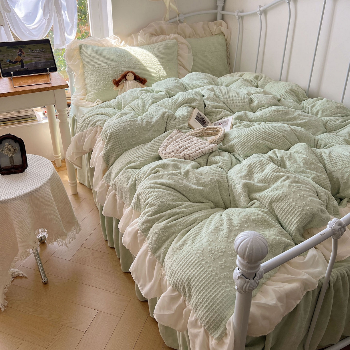 91家纺网 家纺一手货源 找家纺 轻奢坊 2025牛奶绒全消光烂花双层雪纺纱花边四件套-甜糖 甜糖绿