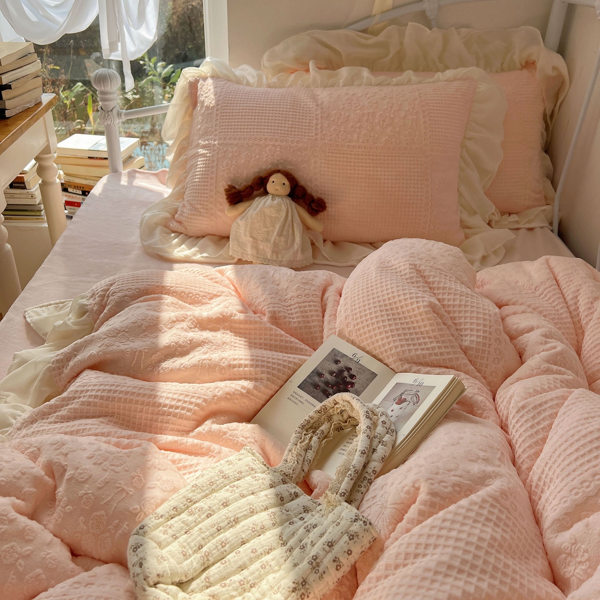 91家纺网 家纺一手货源 找家纺 轻奢坊 2025牛奶绒全消光烂花双层雪纺纱花边四件套-甜糖 甜糖粉