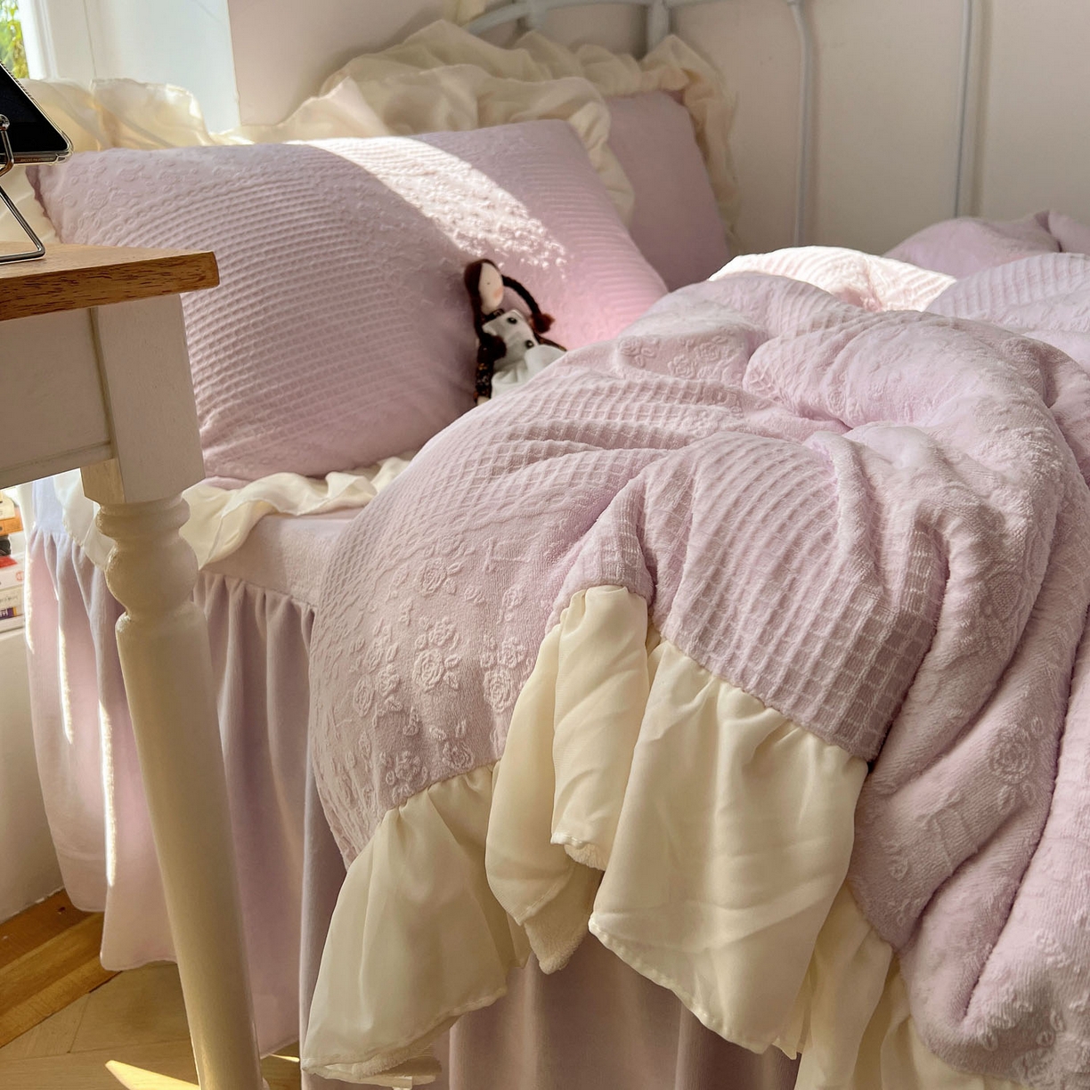 91家纺网 家纺一手货源 找家纺 轻奢坊 2025牛奶绒全消光烂花双层雪纺纱花边四件套-甜糖 甜糖紫