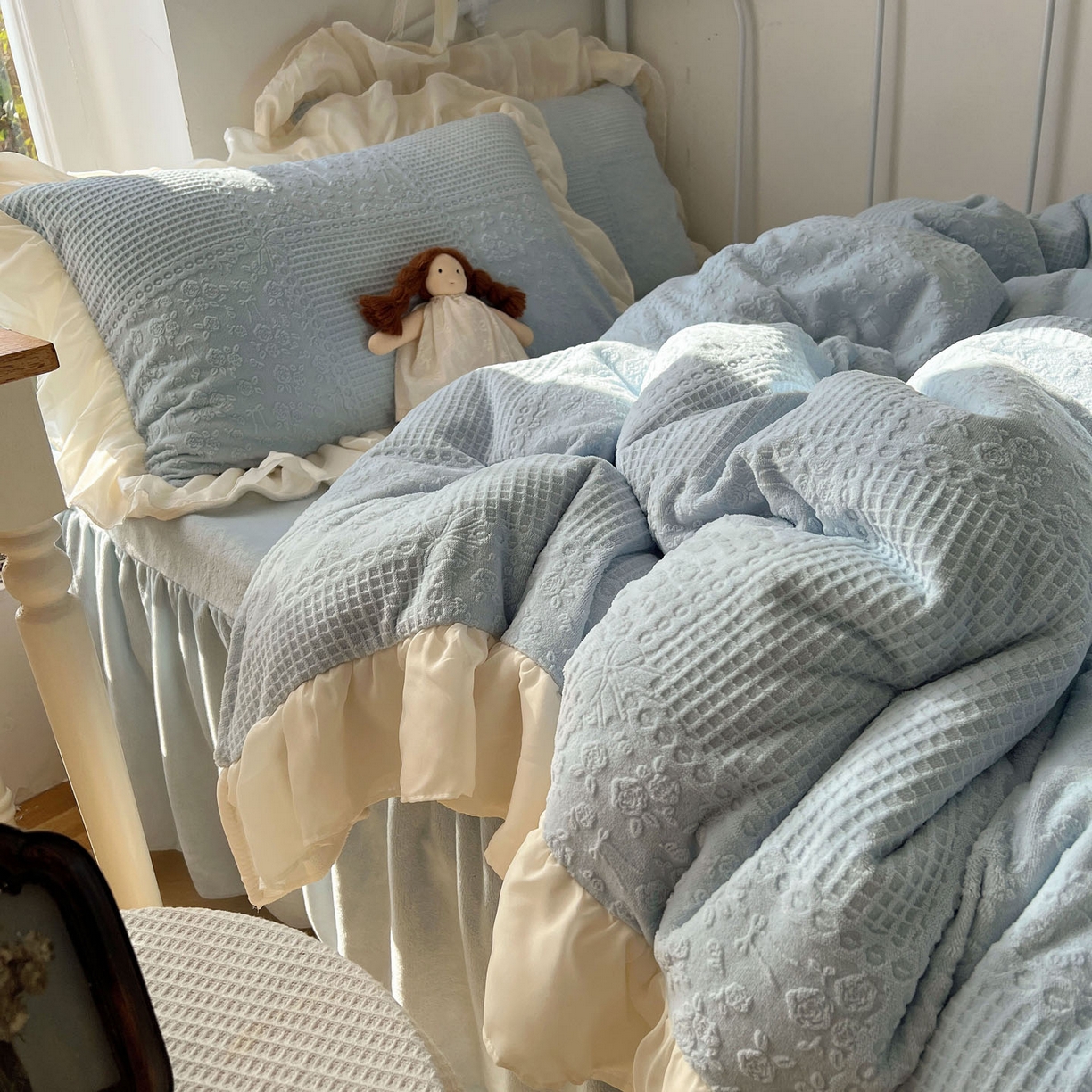 91家纺网 家纺一手货源 找家纺 轻奢坊 2025牛奶绒全消光烂花双层雪纺纱花边四件套-甜糖 甜糖蓝