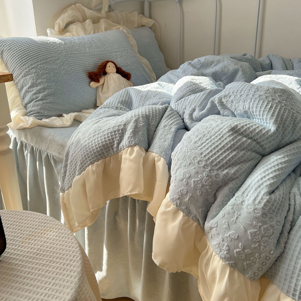 91家纺网 家纺一手货源 找家纺 轻奢坊 2025牛奶绒全消光烂花双层雪纺纱花边四件套-甜糖 甜糖蓝