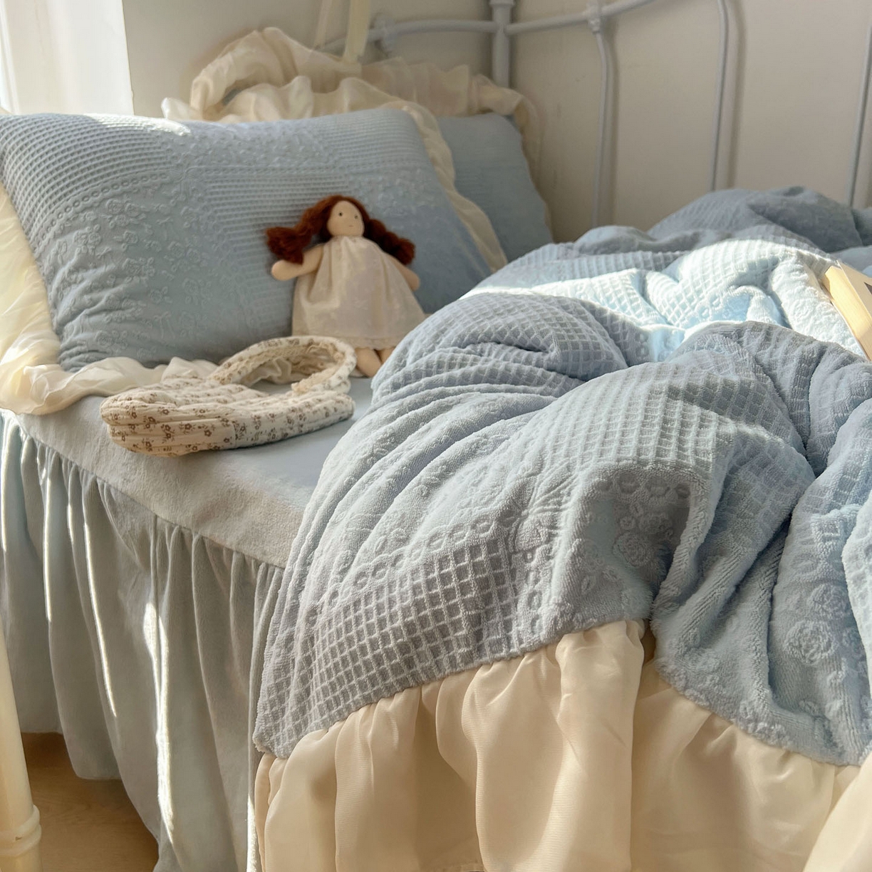 91家纺网 家纺一手货源 找家纺 轻奢坊 2025牛奶绒全消光烂花双层雪纺纱花边四件套-甜糖 甜糖蓝