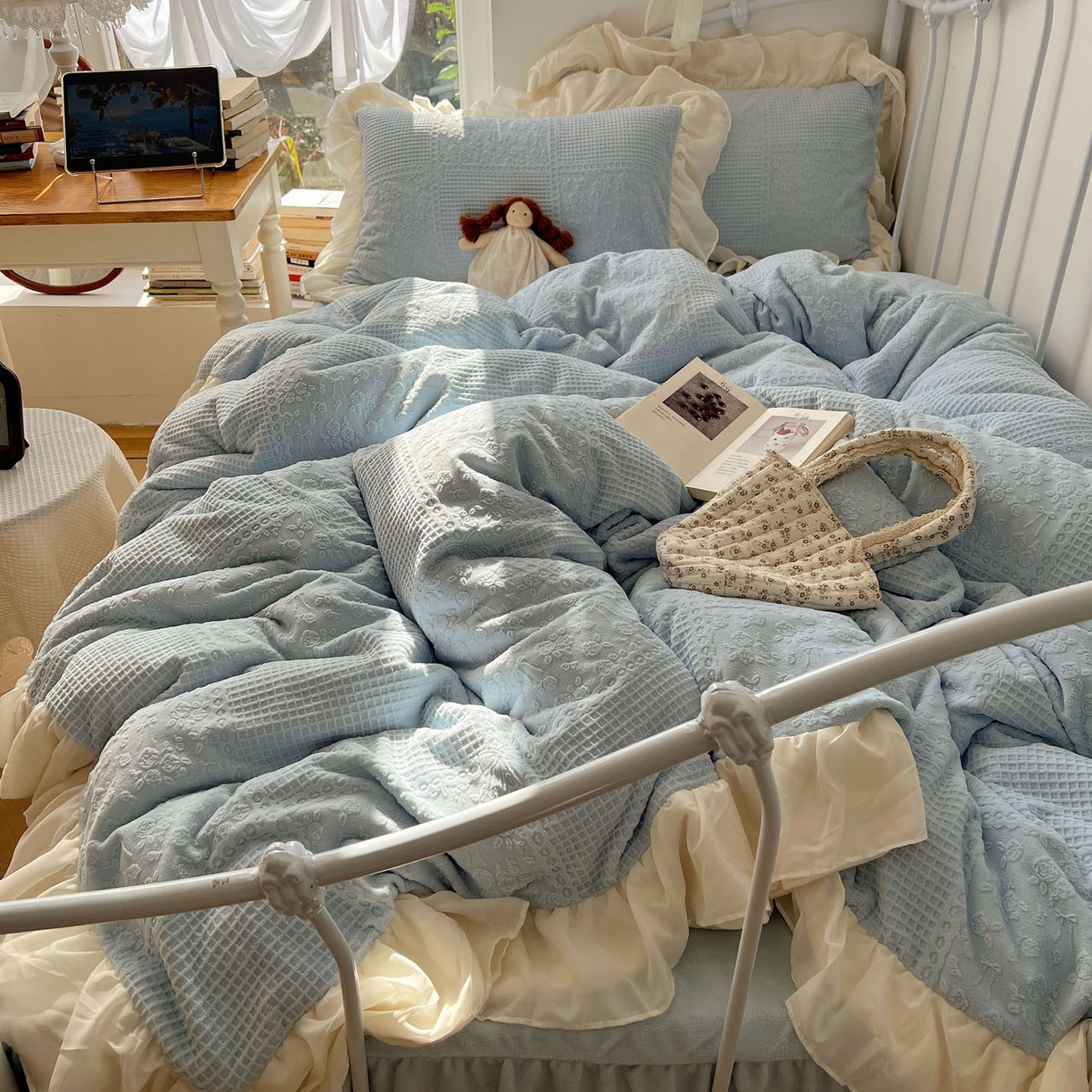 91家纺网 家纺一手货源 找家纺 轻奢坊 2025牛奶绒全消光烂花双层雪纺纱花边四件套-甜糖 甜糖蓝