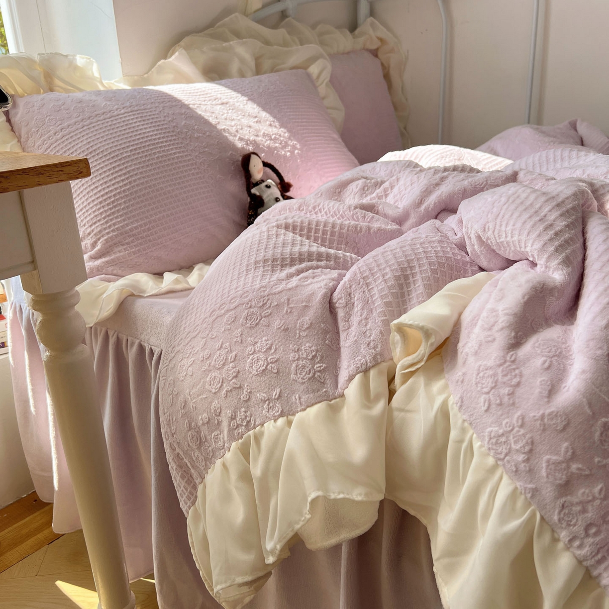 91家纺网 家纺一手货源 找家纺 轻奢坊 2025牛奶绒全消光烂花双层雪纺纱花边四件套-甜糖 甜糖紫